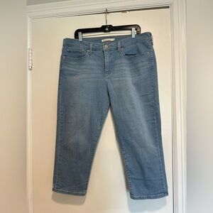 Lee Women’s Sz: 34 311 Shaping Skinny Capri. Medium Wash. Stretchy. 5 Pockets.